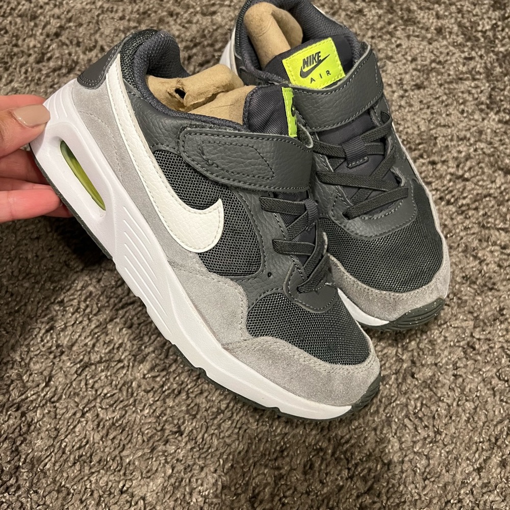 Gray and green Nike kids strap size 2 boys